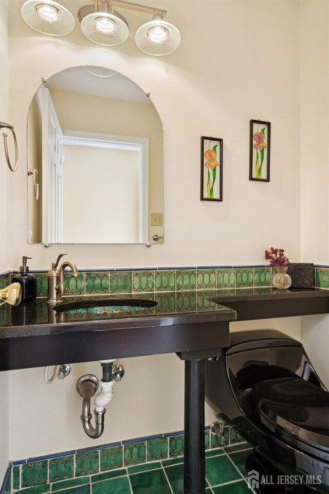 bathroom featuring sink