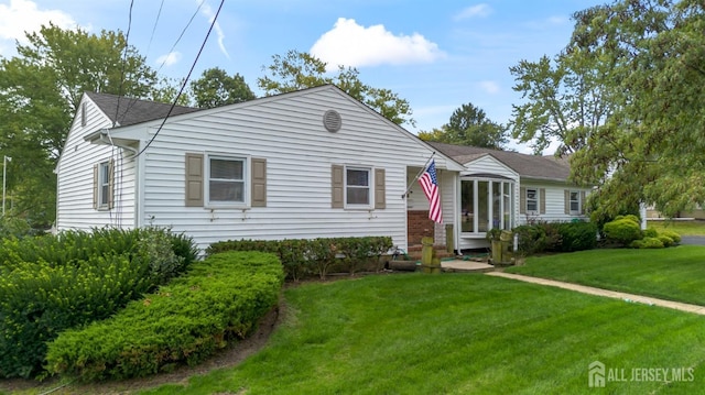 view of front facade with a front lawn