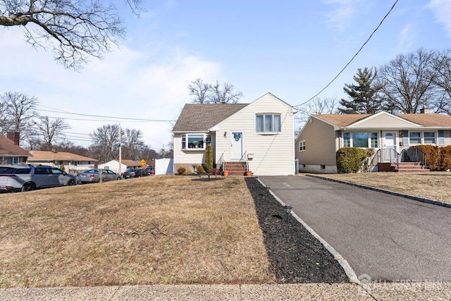 view of front of property with a front lawn