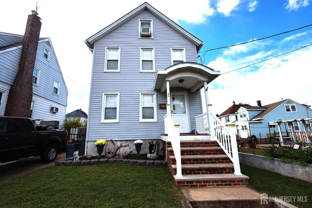 view of front of house featuring a front yard