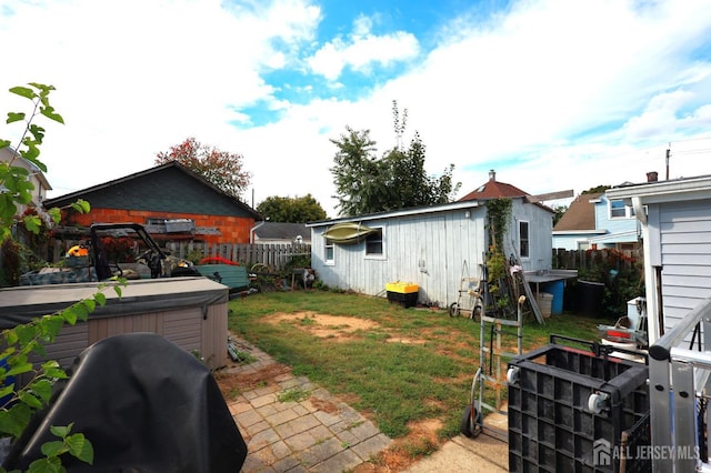 view of yard featuring a hot tub