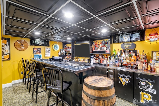 indoor wet bar featuring baseboards