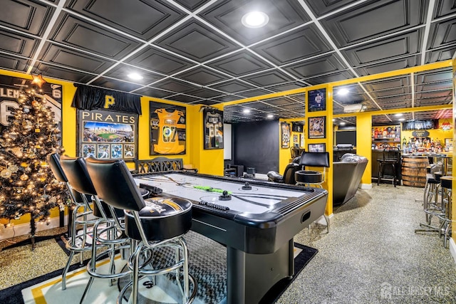 playroom featuring an ornate ceiling and a bar