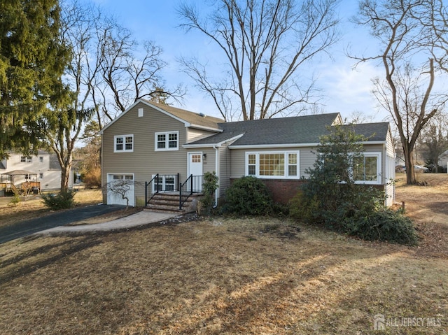 view of front facade featuring a garage