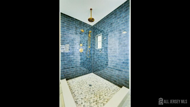 bathroom featuring tiled shower