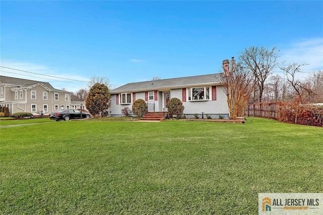 view of front of property featuring a front yard and fence