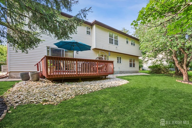 192 Middlesex Ave, Piscataway, NJ 08854 - back of house with a wooden deck and a lawn