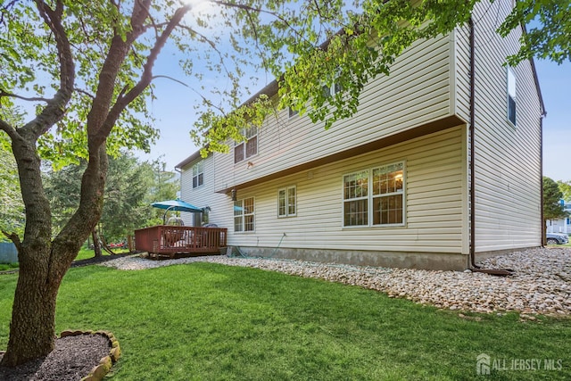 192 Middlesex Ave, Piscataway, NJ 08854 - rear view of property featuring a wooden deck and a yard