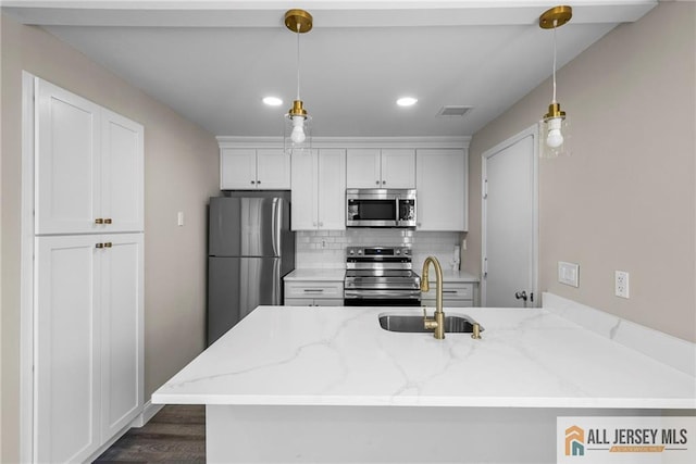 265 Crosse Dr Unit 265A, Monroe, NJ 08831 - kitchen with stainless steel appliances, a sink, dark wood finished floors, tasteful backsplash, and recessed lighting
