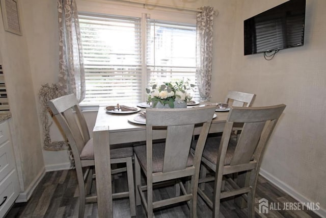 54 Highview Dr, Woodbridge Proper, NJ 07095 - dining space featuring wood finished floors and baseboards