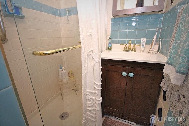 54 Highview Dr, Woodbridge Proper, NJ 07095 - bathroom with a tile shower, vanity, and backsplash