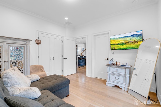 40 Cambridge Rd, Edison, NJ 08817 - living area featuring light wood-style flooring, ornamental molding, and recessed lighting
