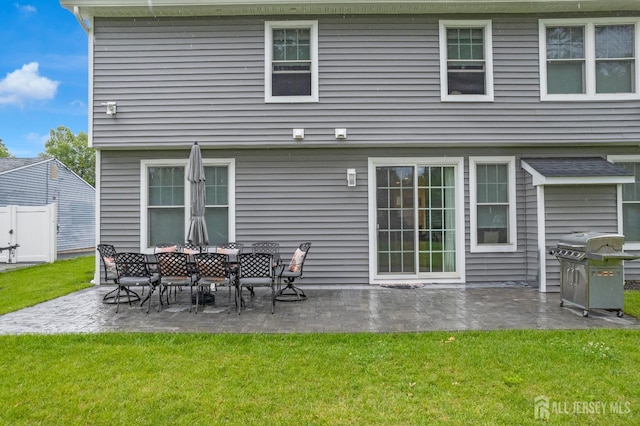 40 Cambridge Rd, Edison, NJ 08817 - back of property featuring a patio area