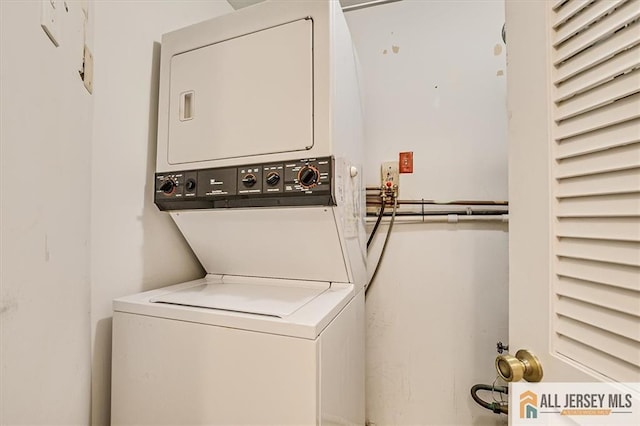 331 Cozzens Ct Unit 331, East Brunswick, NJ 08816 - laundry area with stacked washer and clothes dryer