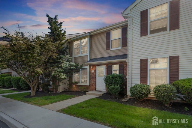450 Saint Giles Ct, Franklin Twsp, NJ 08873 - townhome / multi-family property featuring a front yard