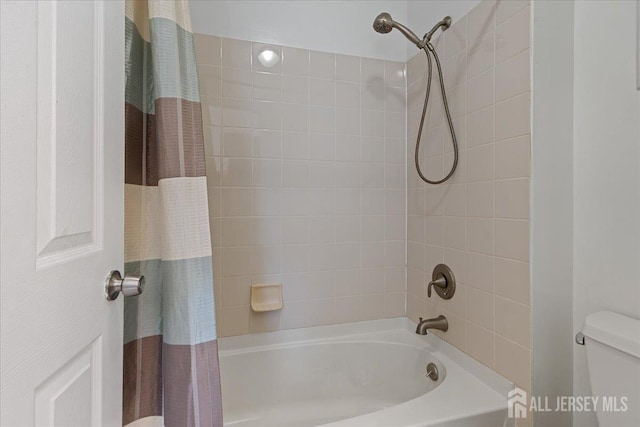450 Saint Giles Ct, Franklin Twsp, NJ 08873 - bathroom with toilet and shower / bath combination with curtain