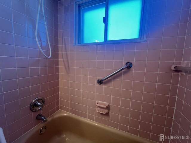 bathroom with tiled shower / bath