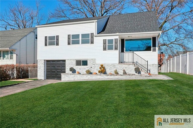 view of front facade featuring a garage and a front yard