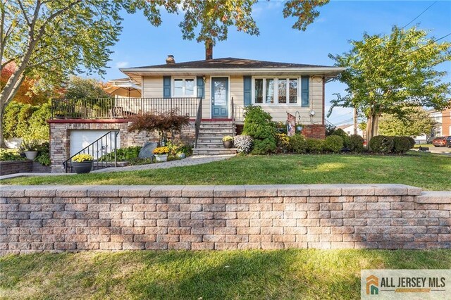 view of front of property featuring a front yard and a garage