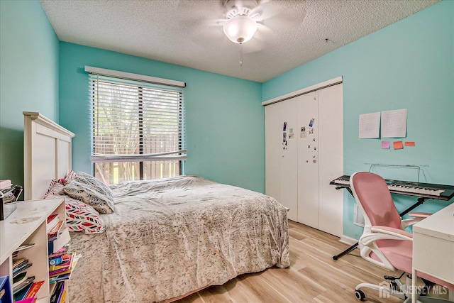 19 Carriage Pl, Edison, NJ 08820 - bedroom with light wood-style flooring, a closet, a textured ceiling, ceiling fan, and an office area