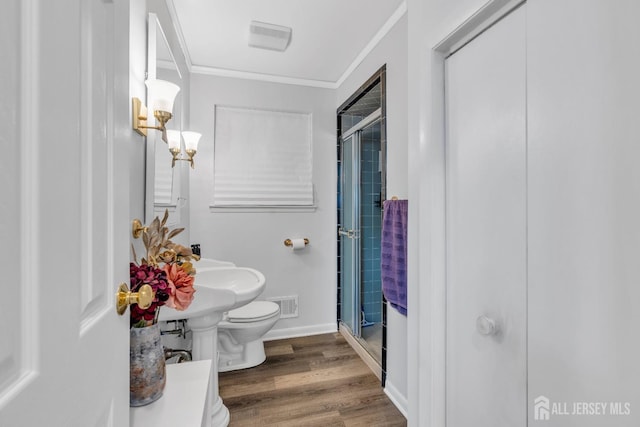 full bath with visible vents, crown molding, a shower stall, baseboards, and toilet