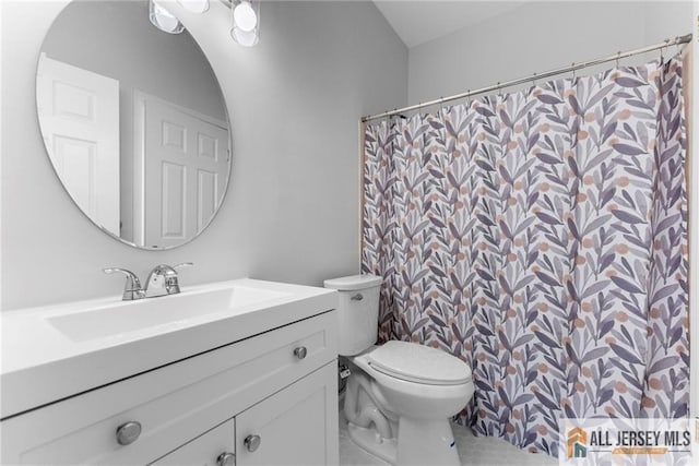 full bathroom with a shower with shower curtain, toilet, and vanity