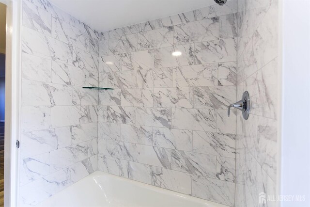 bathroom with tiled shower / bath combo