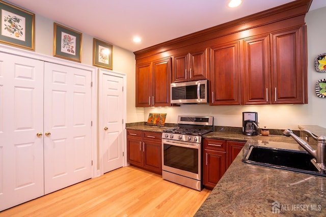 16 Baltusrol Ct, Monroe, NJ 08831 - kitchen featuring stainless steel appliances, a sink, light wood-type flooring, recessed lighting, and dark stone countertops