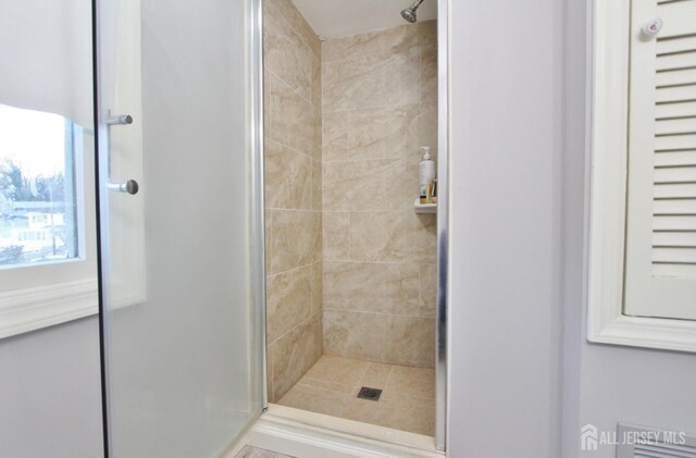 bathroom featuring tiled shower