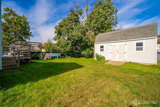 view of yard featuring a storage shed