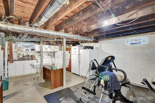workout room with washing machine and clothes dryer