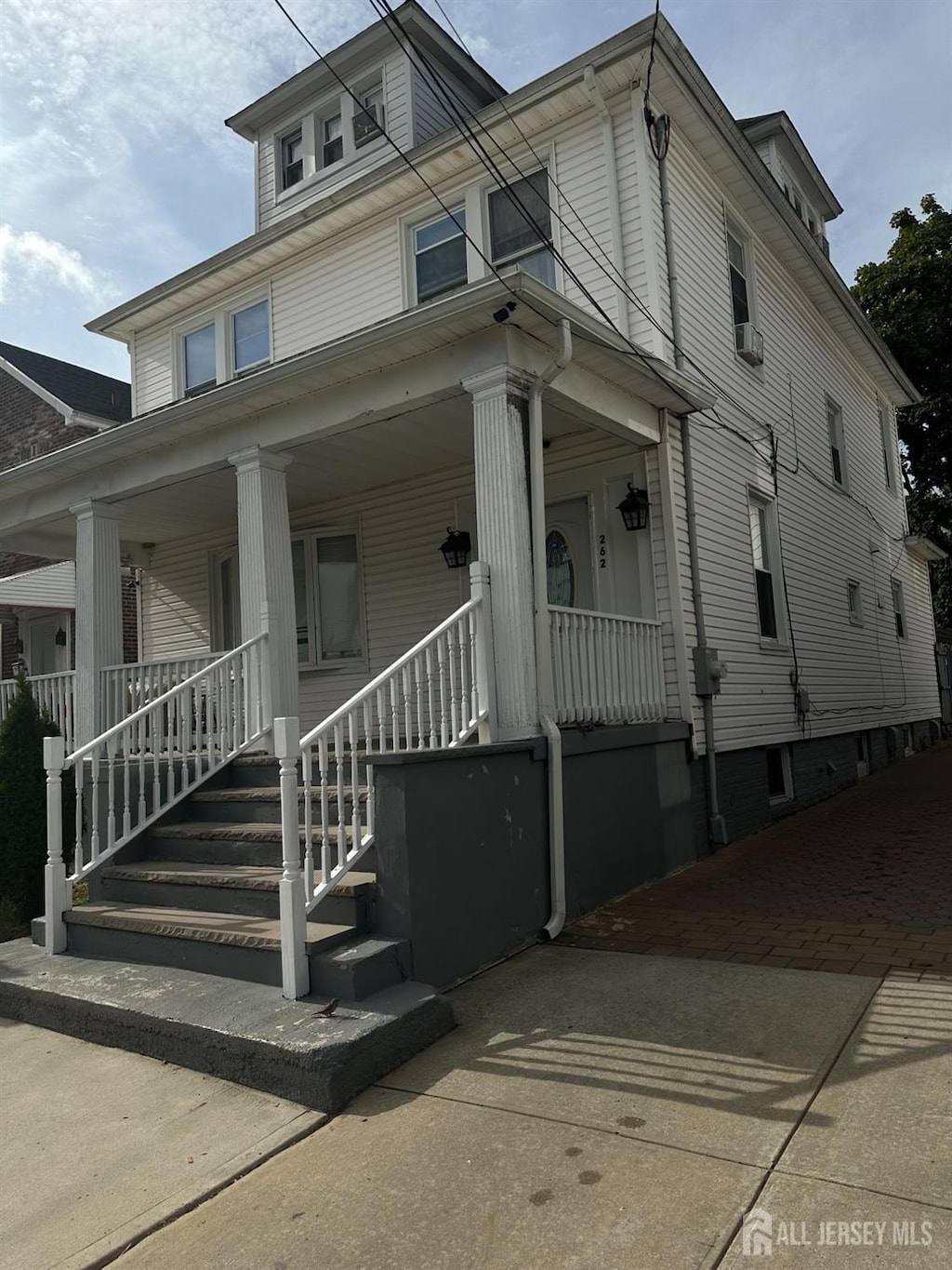 view of front facade featuring covered porch