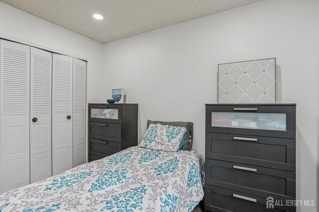 91 Pear Tree Ln, Franklin, NJ 08823 - bedroom with a closet, recessed lighting, and a textured ceiling