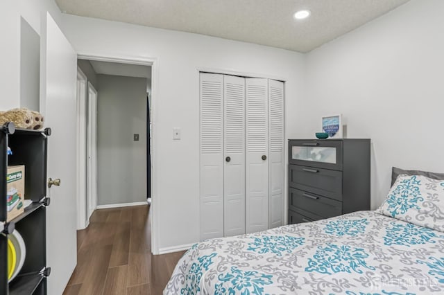91 Pear Tree Ln, Franklin, NJ 08823 - bedroom featuring a closet, dark wood-style floors, and recessed lighting
