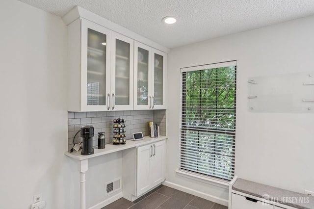 91 Pear Tree Ln, Franklin, NJ 08823 - bar with tasteful backsplash, a textured ceiling, and dark wood-style flooring