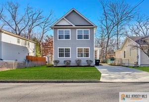 view of front of property featuring a front lawn