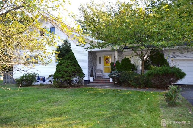 view of front facade with a front lawn