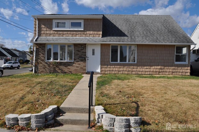 view of front facade featuring a front yard