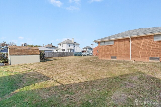 view of yard featuring a shed