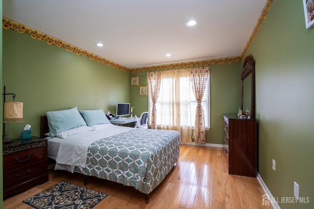 bedroom featuring light wood finished floors, recessed lighting, and baseboards