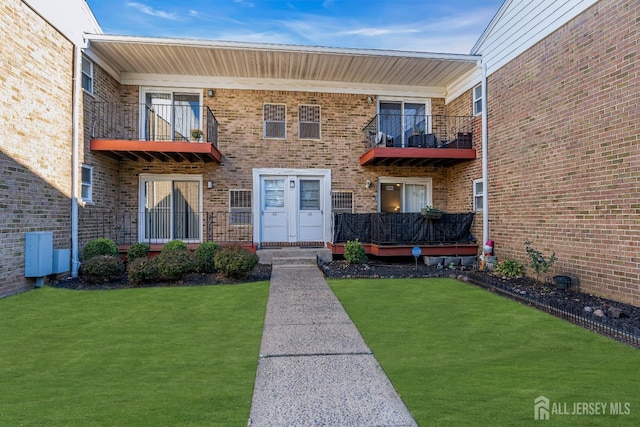 199 Evergreen Rd Unit 6A, Edison, NJ 08837 - view of front facade with a balcony, a front lawn, and brick siding