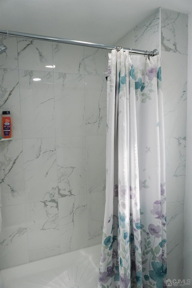 bathroom featuring curtained shower