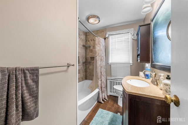 286 Easton Ave, New Brunswick, NJ 08901 - bathroom featuring vanity, toilet, shower / bath combo, and wood finished floors
