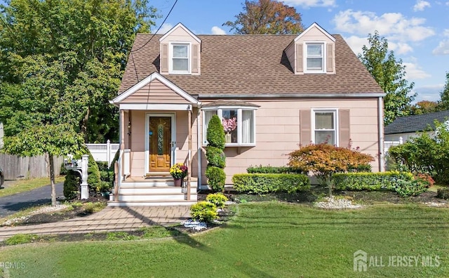 cape cod-style house with a front yard