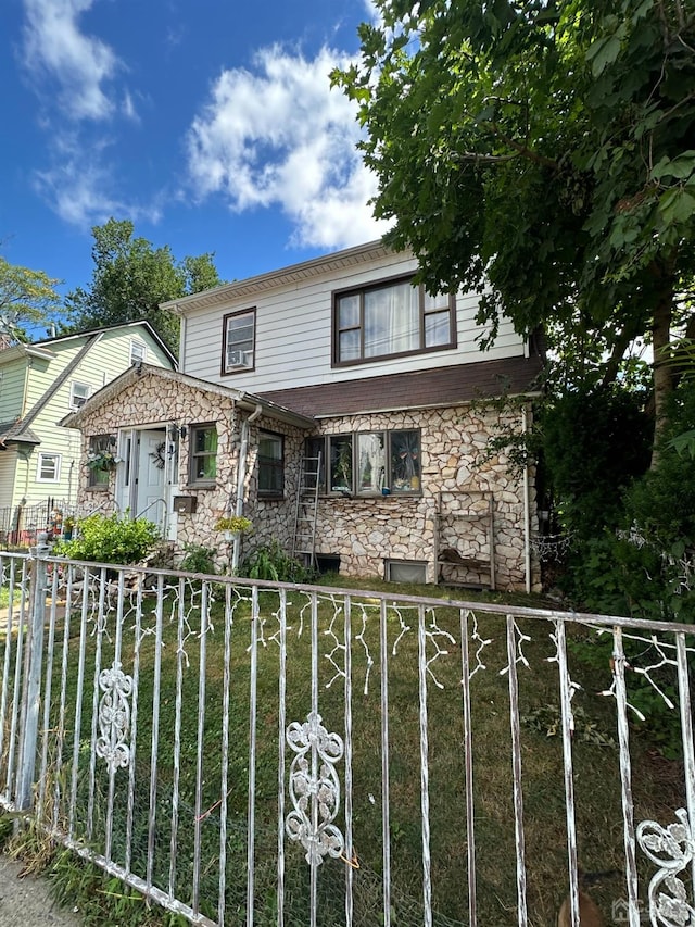 view of front of home featuring a front yard