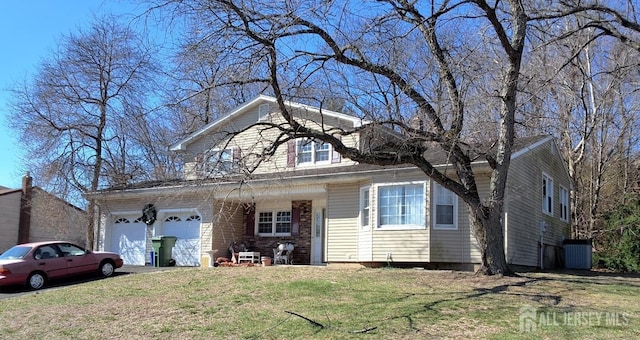 view of front facade featuring an attached garage and a front yard