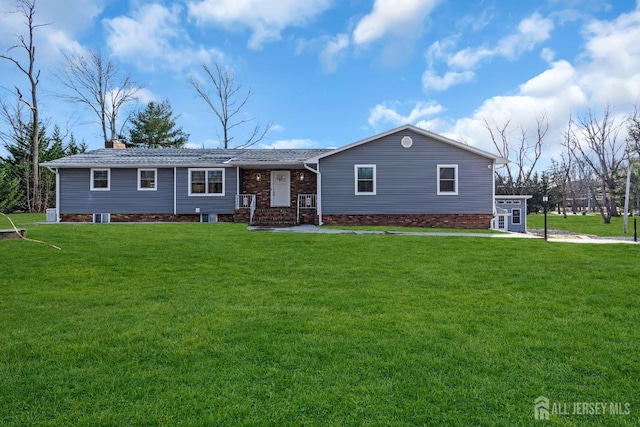 single story home with a front lawn