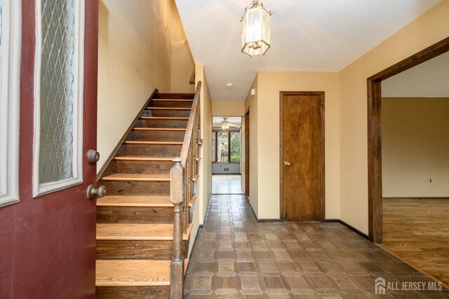 foyer featuring ceiling fan