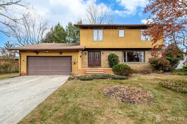 view of front of house featuring a garage and a front yard