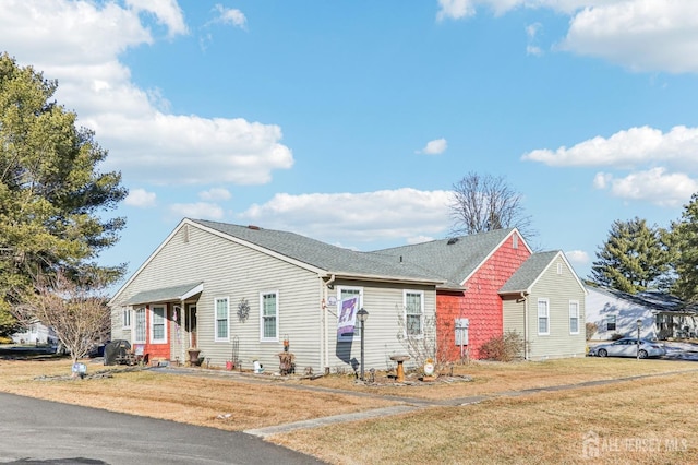 view of front of property with a front yard